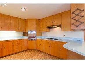 5101 Royal Ave in Eugene, OR - Foto de edificio - Building Photo