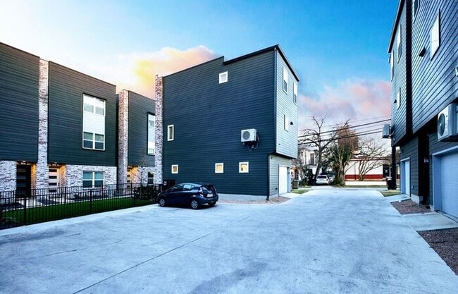 210 W Poplar St in San Antonio, TX - Building Photo - Building Photo