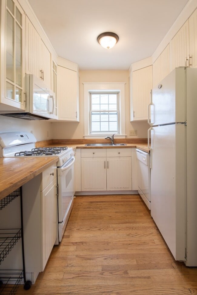 51 Kingston Ave in Newport, RI - Building Photo - Building Photo