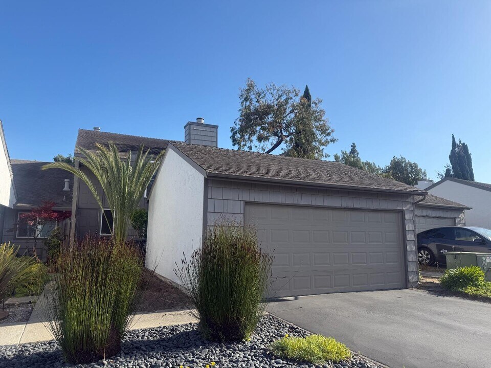 982 Marquette Ln in Foster City, CA - Building Photo