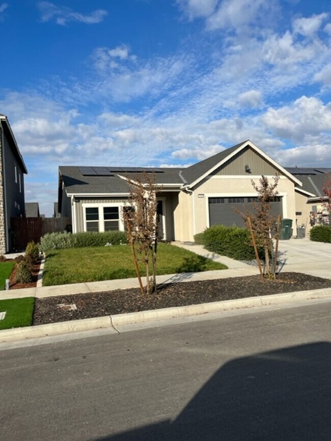 2368 W Heather Ln in Hanford, CA - Building Photo - Building Photo