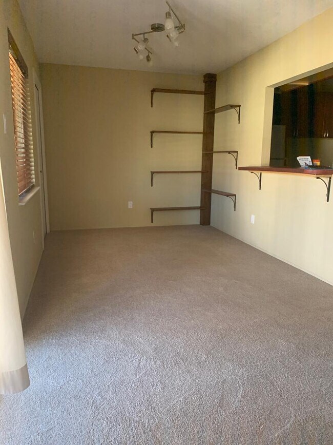 property at 915 Country Club Dr SE