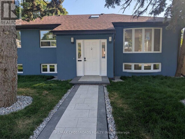 10 Tangmere Rd in Toronto, ON - Building Photo - Building Photo