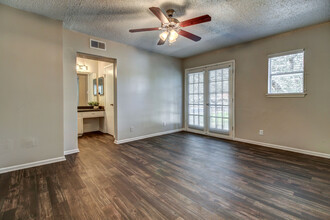 Oak Terrace in San Antonio, TX - Building Photo - Building Photo