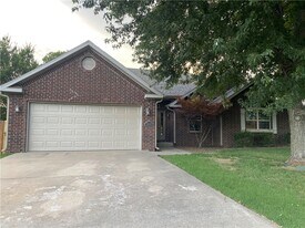 2949 Bluegrass Pl in Fayetteville, AR - Building Photo