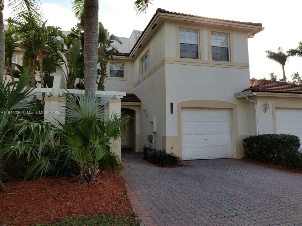 10990 NW 62nd Terrace in Doral, FL - Building Photo