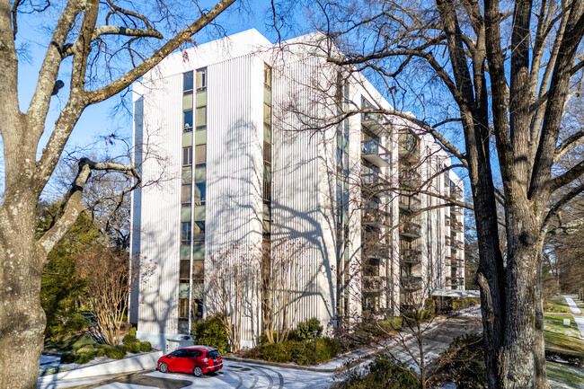 Queen's Oaks in Charlotte, NC - Building Photo - Primary Photo