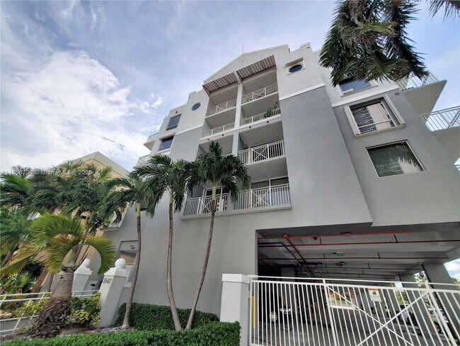 2642 Collins Ave in Miami Beach, FL - Building Photo - Building Photo