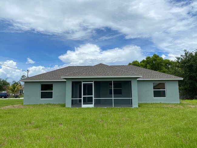 1743 SE Gaskins Cir in Port St. Lucie, FL - Building Photo - Building Photo