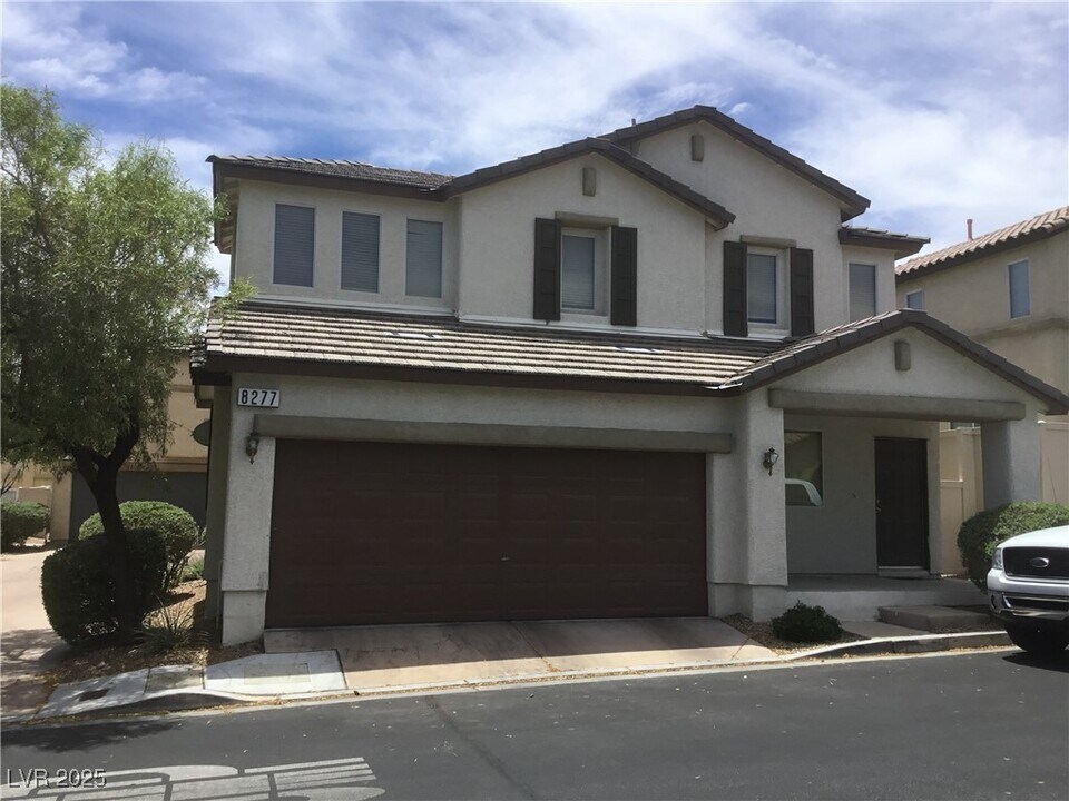 8277 W Wildwood Glen Dr in Las Vegas, NV - Building Photo