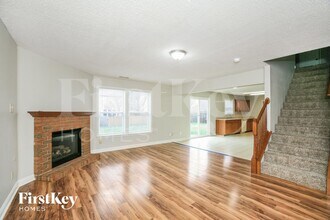 14216 Country Breeze Ln in Fishers, IN - Foto de edificio - Building Photo