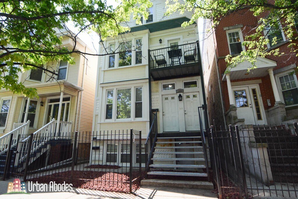 1509 W Wellington Ave in Chicago, IL - Building Photo