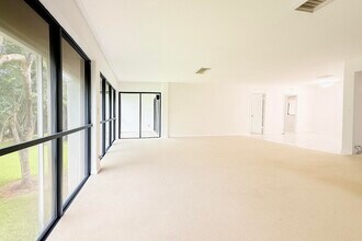 1739 Embassy Dr in West Palm Beach, FL - Building Photo - Building Photo