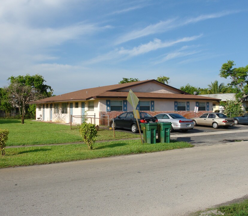 5816 NW 23rd St in Fort Lauderdale, FL - Foto de edificio