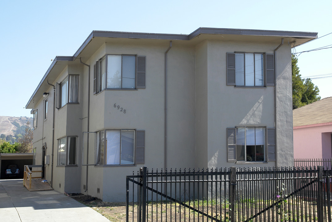 6928 Fresno St in Oakland, CA - Building Photo