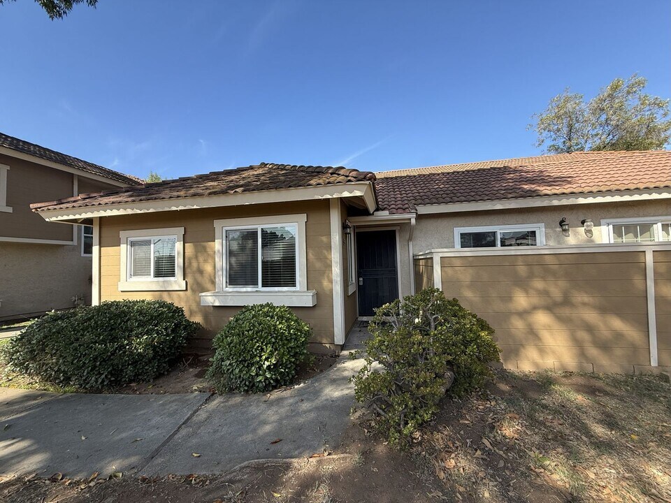 10713 Lisa Meadows Dr in Santee, CA - Building Photo