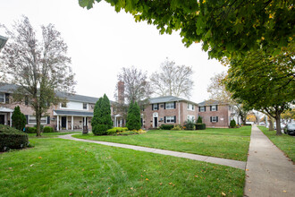 Langdale Gardens in New Hyde Park, NY - Building Photo - Building Photo