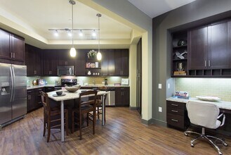 3201 Esperanza Crossing-Unit -95573_782 in Austin, TX - Building Photo - Building Photo