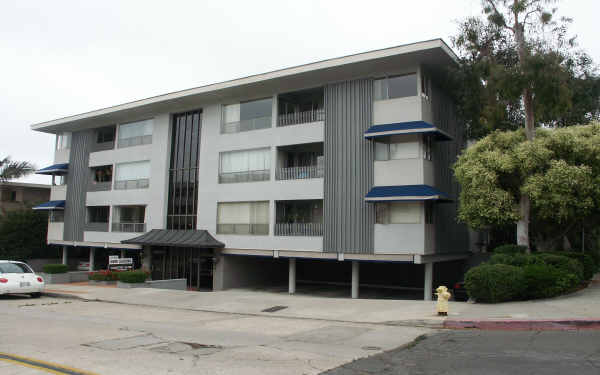 Country Club Apartments in La Jolla, CA - Building Photo - Building Photo