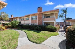 6880 Hyde Park Dr in San Diego, CA - Building Photo