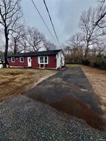 546 Granny Rd in Medford, NY - Building Photo