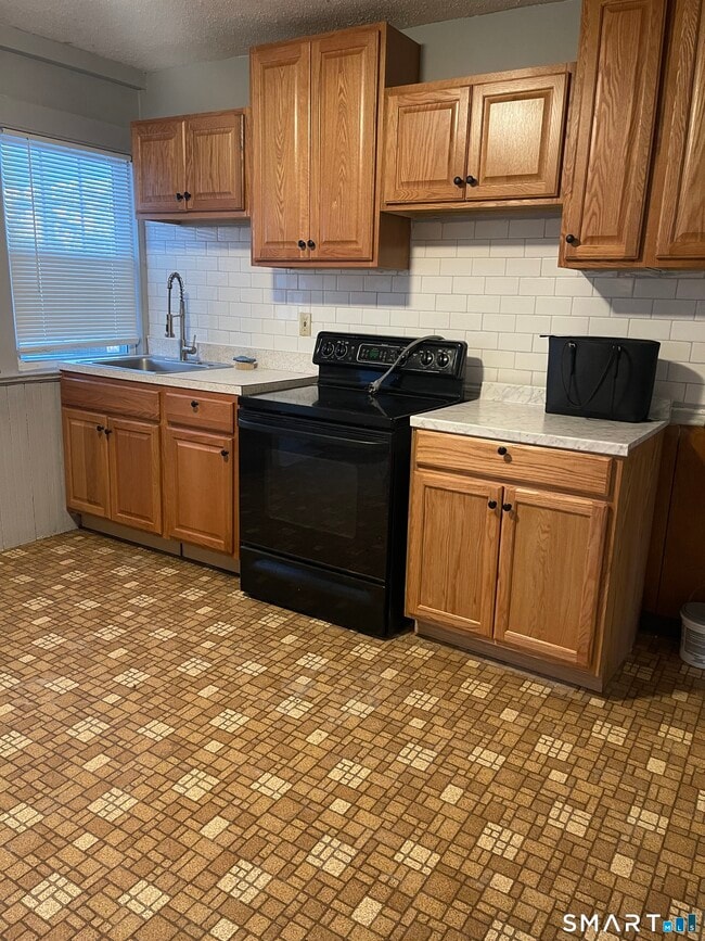 41 Strickland St in Manchester, CT - Building Photo - Building Photo