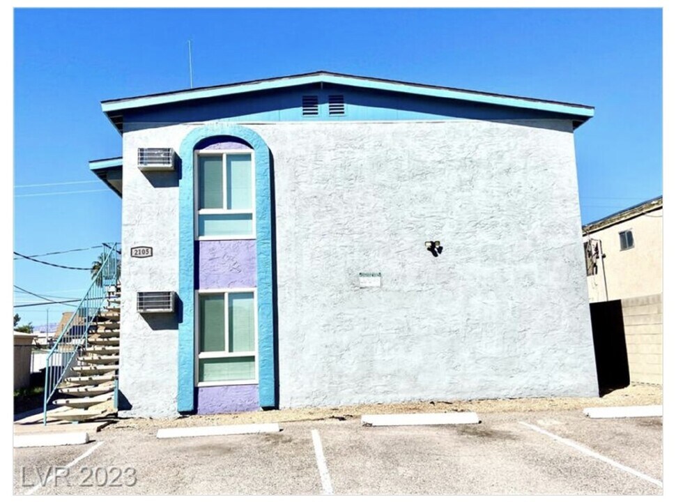 2105 N Webster St in North Las Vegas, NV - Foto de edificio