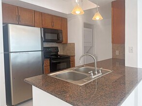 2000 N Bayshore Dr, Unit 1406 in Miami, FL - Foto de edificio - Building Photo