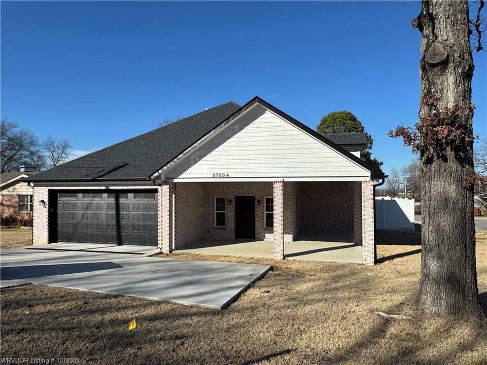 5723 Country Club Ave in Fort Smith, AR - Building Photo