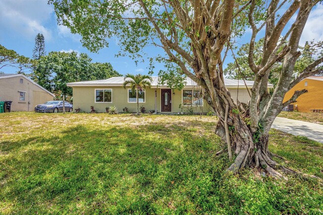 413 SW Kentwood Rd in Port St. Lucie, FL - Foto de edificio - Building Photo