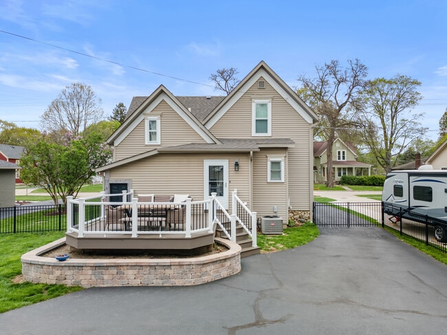 91 Pomeroy Ave in Crystal Lake, IL - Building Photo - Building Photo