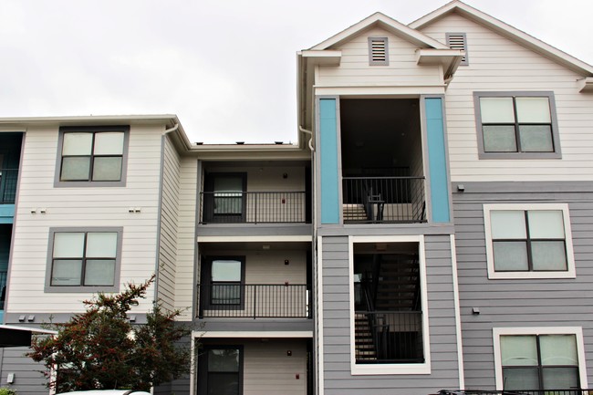 Gateway at Denton - Student Living in Denton, TX - Building Photo - Building Photo