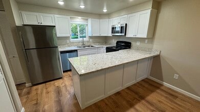 Oak Tree Apartments in Vancouver, WA - Building Photo - Building Photo