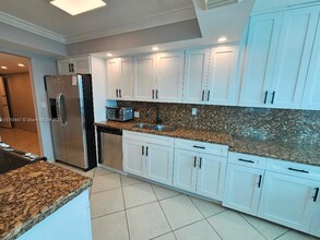 18041 Biscayne Blvd in Aventura, FL - Foto de edificio - Building Photo