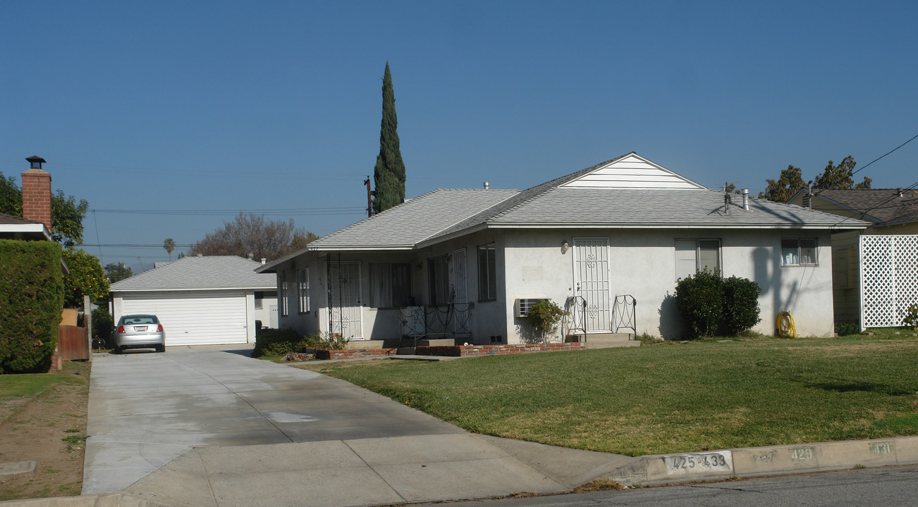 425-433 E Puente St in Covina, CA - Building Photo