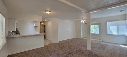 2035 Jewell Ln in Redding, CA - Building Photo - Building Photo