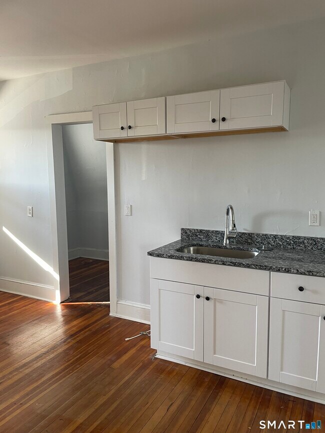 134 Lockhart Ave in Waterbury, CT - Building Photo - Building Photo