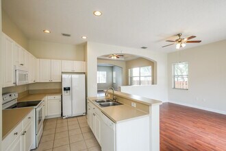 15504 SW 151st St in Miami, FL - Foto de edificio - Building Photo