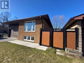 35 Robingrove Rd in Toronto, ON - Building Photo - Building Photo