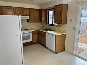 2100 Amirante St in Eugene, OR - Building Photo - Building Photo