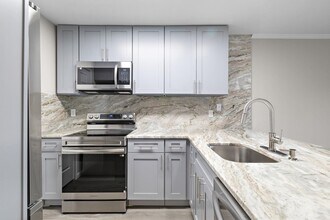 690 NJ-23 in Wayne, NJ - Building Photo - Building Photo