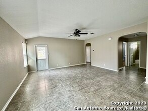 415 Eastern Phoebe in San Antonio, TX - Building Photo - Building Photo