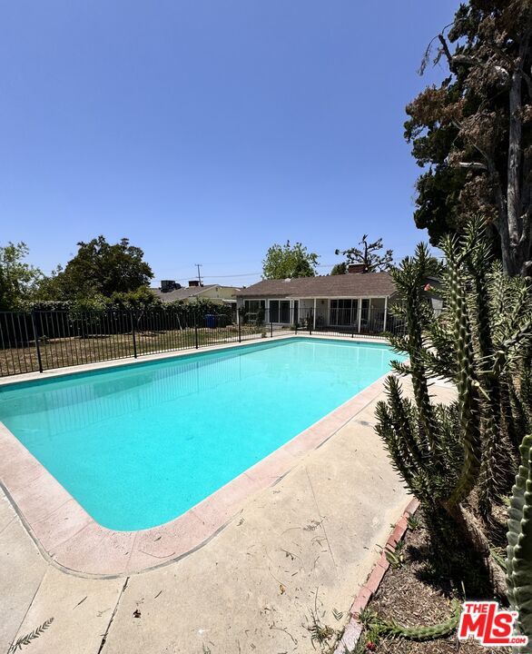 8936 Balboa Blvd