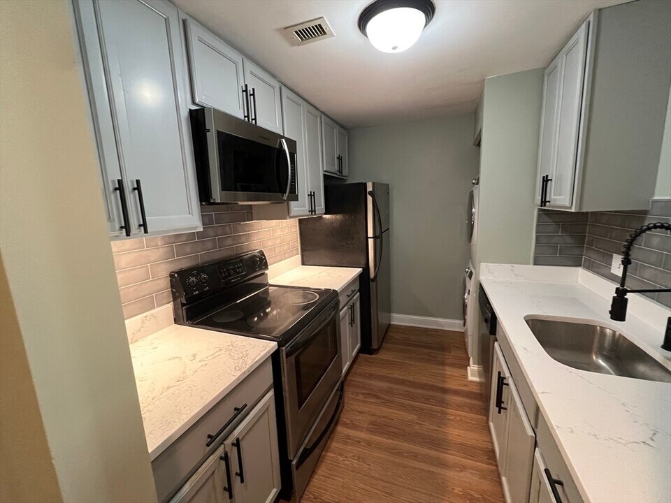 161 W Sixth St in Boston, MA - Building Photo