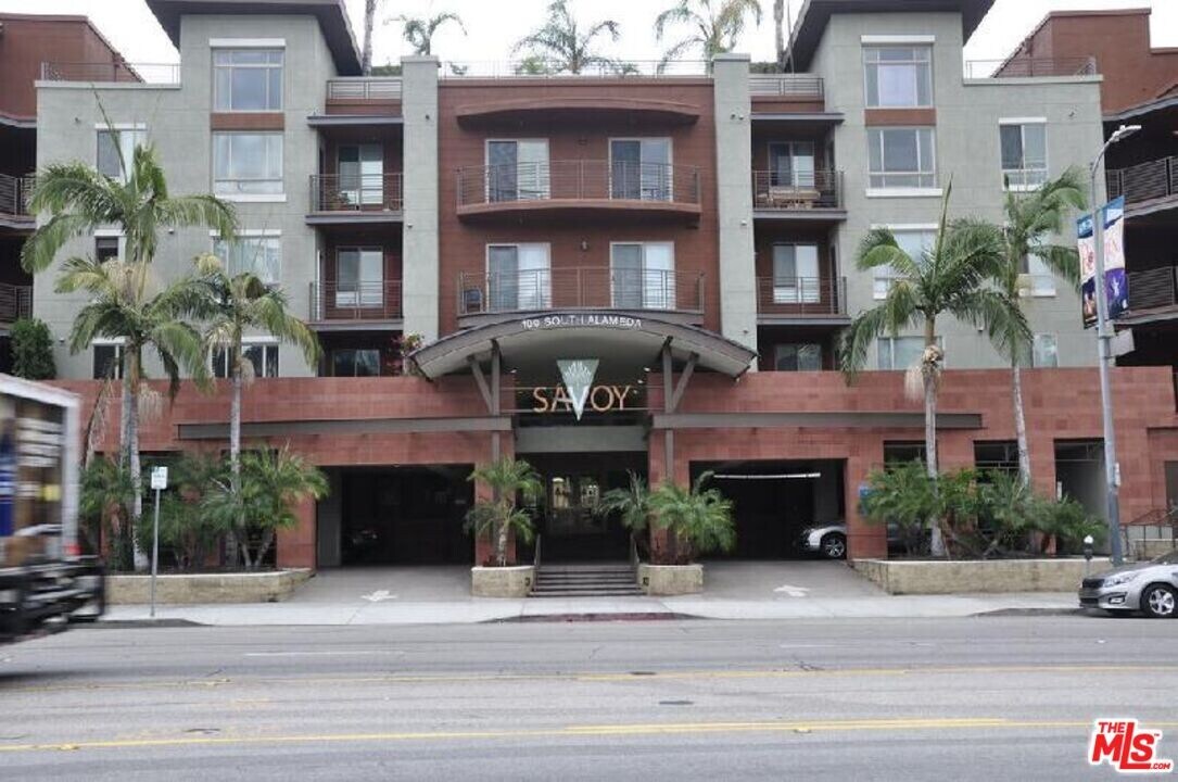 100 S Alameda St in Los Angeles, CA - Building Photo