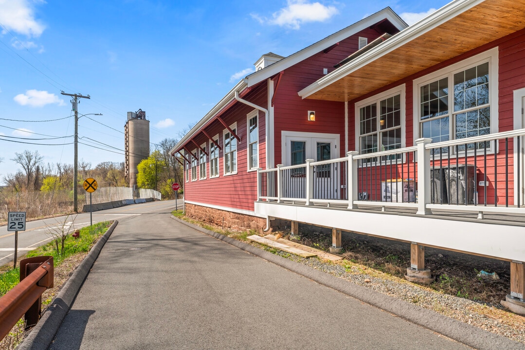 240 Meadow Rd in Rocky Hill, CT - Building Photo