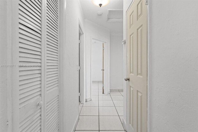 911 E 32nd St in Hialeah, FL - Building Photo - Building Photo