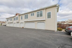 2314 Whispering Hills Dr in Chester, NY - Building Photo