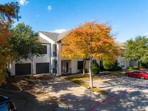 LADERA APARTMENTS in Dallas, TX - Foto de edificio - Building Photo