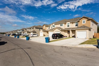 Retreat at Retama Park in Selma, TX - Foto de edificio - Building Photo